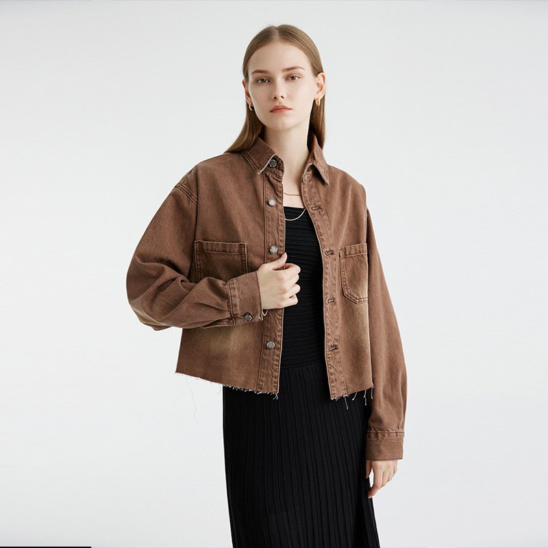 Abrigo corto desgastado con bordes sin rematar